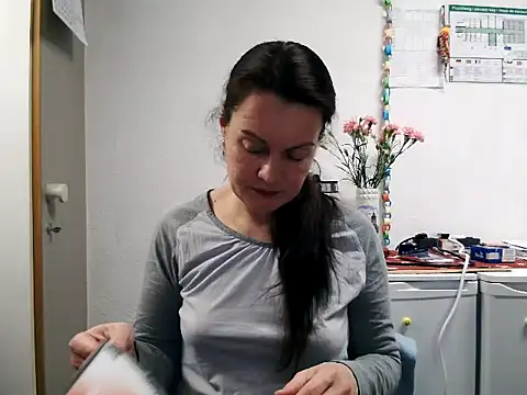 Snapshot of LoveNBloom chatting on 01/27/25, 06:20 LoveNBloom online show from 01/27/25, 06:20