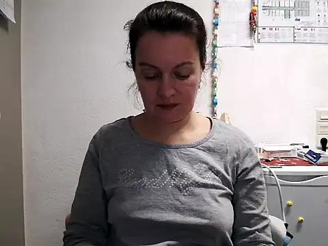 Snapshot of LoveNBloom chatting on 01/31/25, 06:25 LoveNBloom online show from 01/31/25, 06:25