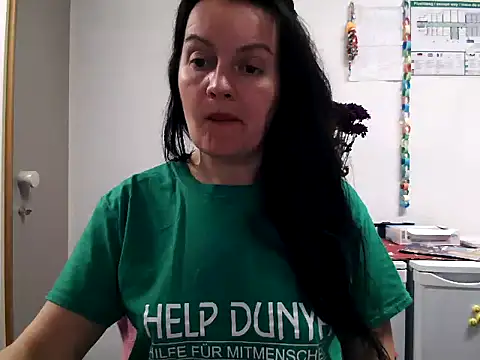 Snapshot of LoveNBloom chatting on 03/04/25, 06:18 LoveNBloom online show from 03/04/25, 06:18