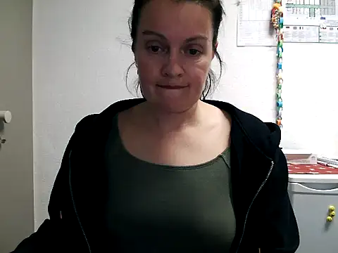 Snapshot of LoveNBloom chatting on 03/19/25, 06:55 LoveNBloom online show from 03/19/25, 06:55