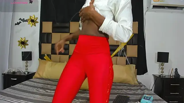 Snapshot of AlmaSean chatting on 10/31/25, 02:18 AlmaSean online show from 10/31/25, 02:18