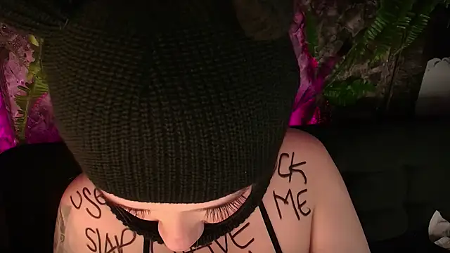 Snapshot of Laura_takint chatting on 12/20/24, 05:40 Laura takint online show from 12/20/24, 05:40