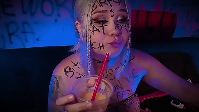 Snapshot of Laura_takint chatting on 02/08/25, 07:05 Laura takint online show from 02/08/25, 07:05