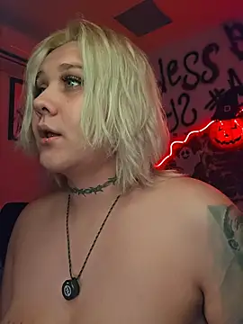 Snapshot of Laura_takint chatting on 10/19/25, 04:35 Laura takint online show from 10/19/25, 04:35