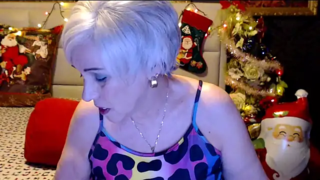 Snapshot of HappyWomanOn chatting on 12/26/24, 11:32 HappyWomanOn online show from 12/26/24, 11:32