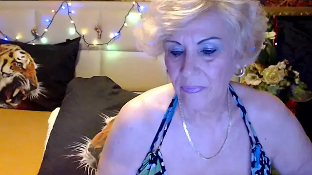 Snapshot of HappyWomanOn chatting on 10/19/25, 09:21 HappyWomanOn online show from 10/19/25, 09:21