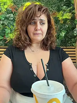 Snapshot of AnneKane chatting on 05/13/26, 10:23 AnneKane online show from 05/13/26, 10:23