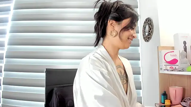 nia  white online show from 03/11/25, 05:46