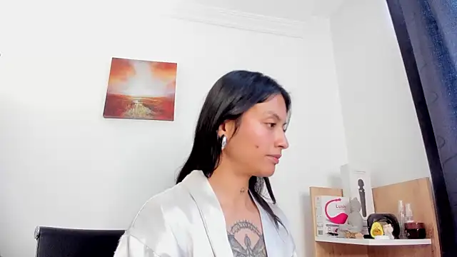 nia  white online show from 11/24/25, 06:18