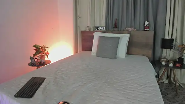 SaraVergara online show from 12/19/24, 09:06