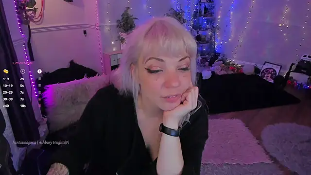 Snapshot of AliceW0lf chatting on 10/13/25, 09:04 AliceW0lf online show from 10/13/25, 09:04