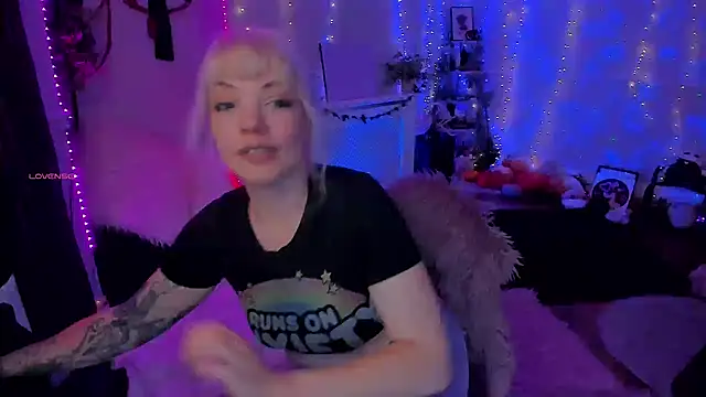 Snapshot of AliceW0lf chatting on 11/25/25, 07:36 AliceW0lf online show from 11/25/25, 07:36