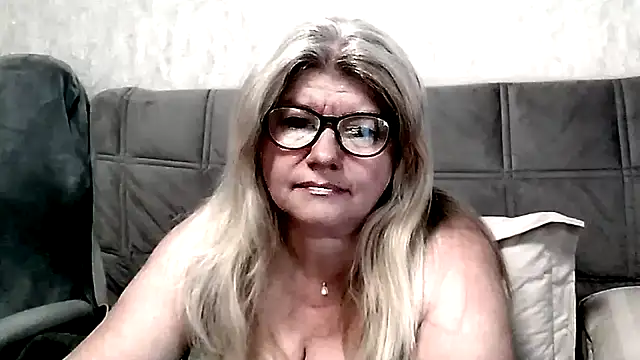 Snapshot of Diana_49 chatting on 04/25/26, 05:10 Diana 49 online show from 04/25/26, 05:10