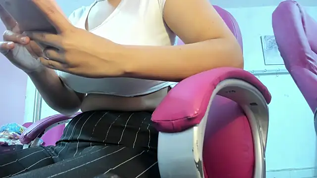 Snapshot of CAMILA--REY chatting on 12/22/25, 11:29 CAMILA--REY online show from 12/22/25, 11:29