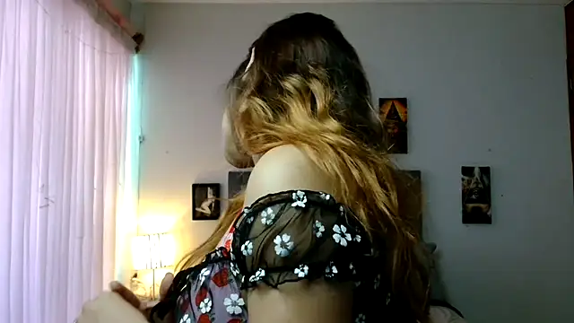 Snapshot of 3littleschoolteens chatting on 10/31/25, 09:05 3littleschoolteens online show from 10/31/25, 09:05