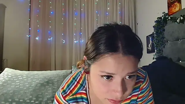 Snapshot of 3littleschoolteens chatting on 11/13/25, 05:06 3littleschoolteens online show from 11/13/25, 05:06