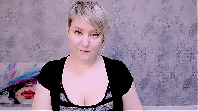 Snapshot of Djullia chatting on 02/13/25, 12:21 Djullia online show from 02/13/25, 12:21
