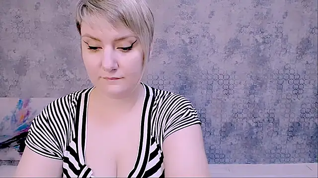 Snapshot of Djullia chatting on 03/07/25, 12:12 Djullia online show from 03/07/25, 12:12