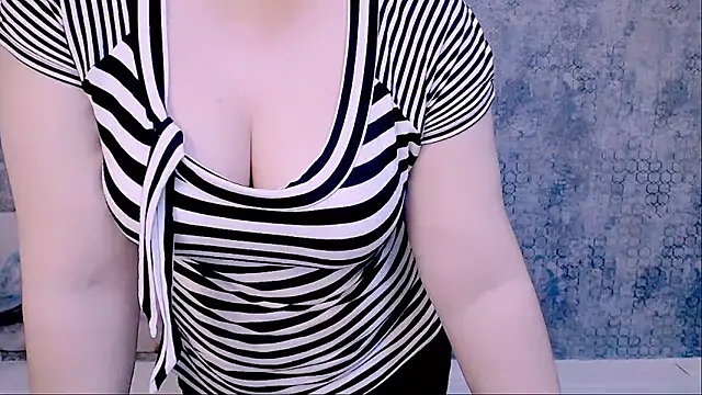 Snapshot of Djullia chatting on 03/22/25, 12:14 Djullia online show from 03/22/25, 12:14