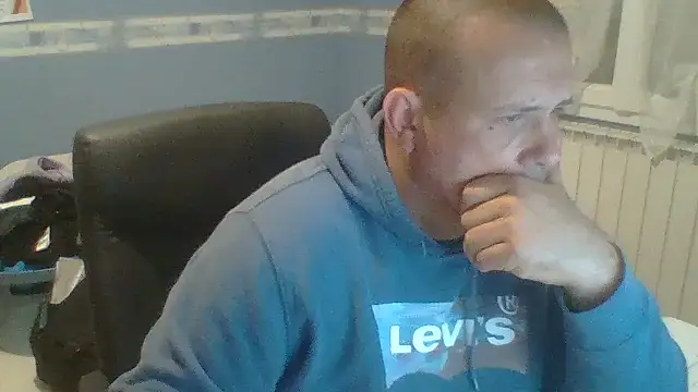 manubm03 online show from 10/13/25, 11:32