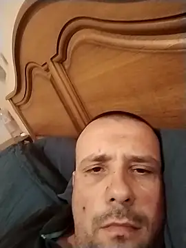 manubm03 online show from 10/18/25, 01:23