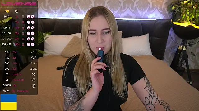 Snapshot of ArolinaNight chatting on 12/12/24, 12:16 ArolinaNight online show from 12/12/24, 12:16