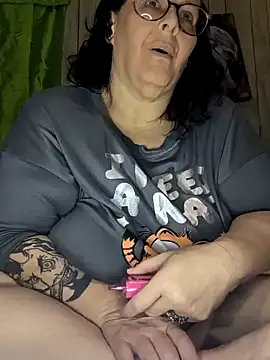 Snapshot of davisdesires@xh chatting on 12/17/24, 03:28 davisdesiresxh online show from 12/17/24, 03:28