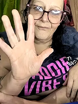 Snapshot of davisdesires@xh chatting on 12/27/24, 02:01 davisdesiresxh online show from 12/27/24, 02:01