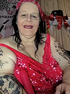 Snapshot of davisdesires@xh chatting on 02/11/25, 02:57 davisdesiresxh online show from 02/11/25, 02:57