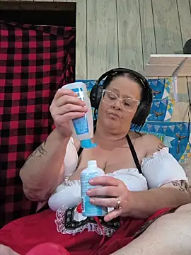 Snapshot of davisdesires@xh chatting on 09/26/25, 02:43 davisdesiresxh online show from 09/26/25, 02:43