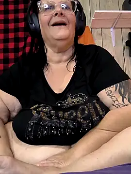 Snapshot of davisdesires@xh chatting on 10/03/25, 02:14 davisdesiresxh online show from 10/03/25, 02:14