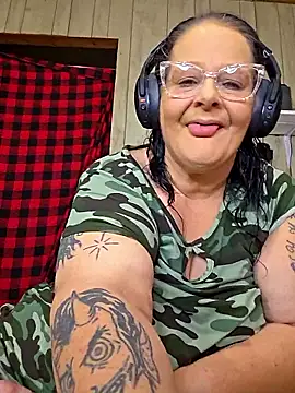 Snapshot of davisdesires@xh chatting on 10/08/25, 12:36 davisdesiresxh online show from 10/08/25, 12:36