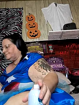 Snapshot of davisdesires@xh chatting on 10/14/25, 02:07 davisdesiresxh online show from 10/14/25, 02:07