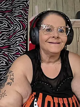 Snapshot of davisdesires@xh chatting on 11/04/25, 02:27 davisdesiresxh online show from 11/04/25, 02:27