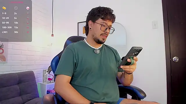 Snapshot of DaviidEvans_ chatting on 12/20/25, 04:30 DaviidEvans online show from 12/20/25, 04:30