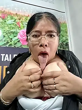   valentina18 online show from 05/14/26, 12:01