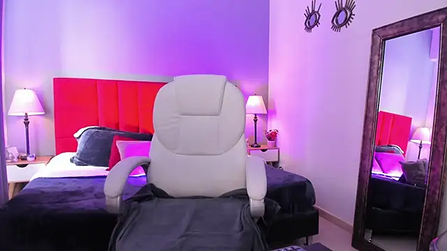  Nicoletteshea  online show from 10/24/25, 08:27