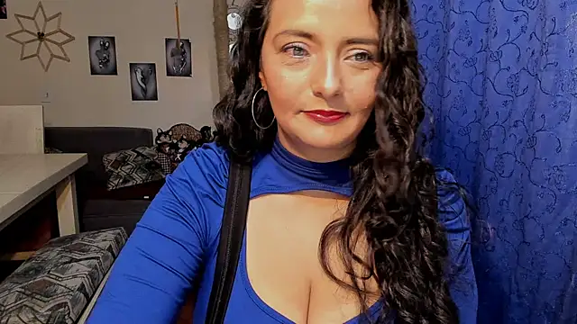 Snapshot of emma_luxy chatting on 09/10/25, 10:32 emma luxy online show from 09/10/25, 10:32