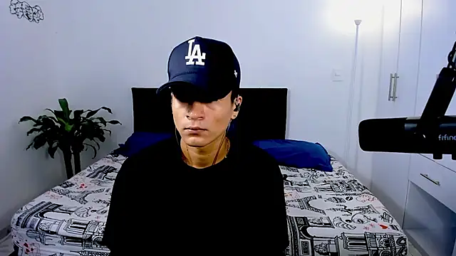 Snapshot of Eiden_allenx chatting on 12/27/24, 02:12 Eiden allenx online show from 12/27/24, 02:12
