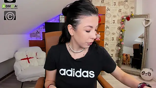 EmillyTaylor online show from 12/18/25, 04:51