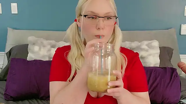 Snapshot of SaraBearXo chatting on 06/06/26, 01:05 SaraBearXo online show from 06/06/26, 01:05