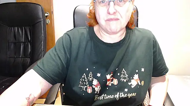 Snapshot of JoannaAndNeighbour chatting on 12/26/24, 09:11 JoannaAndNeighbour online show from 12/26/24, 09:11