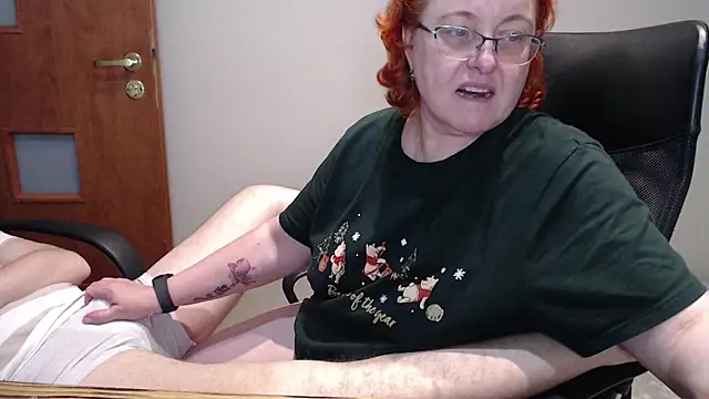 Snapshot of JoannaAndNeighbour chatting on 12/30/24, 03:46 JoannaAndNeighbour online show from 12/30/24, 03:46