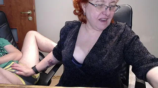 Snapshot of JoannaAndNeighbour chatting on 01/04/25, 03:28 JoannaAndNeighbour online show from 01/04/25, 03:28