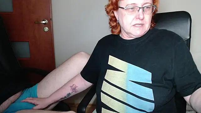 Snapshot of JoannaAndNeighbour chatting on 01/19/25, 08:09 JoannaAndNeighbour online show from 01/19/25, 08:09