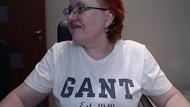 Snapshot of JoannaAndNeighbour chatting on 03/04/25, 02:21 JoannaAndNeighbour online show from 03/04/25, 02:21
