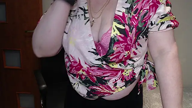 Snapshot of JoannaAndNeighbour chatting on 03/20/25, 11:49 JoannaAndNeighbour online show from 03/20/25, 11:49