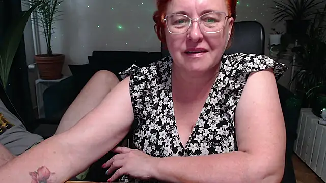 Snapshot of JoannaAndNeighbour chatting on 09/09/25, 09:42 JoannaAndNeighbour online show from 09/09/25, 09:42