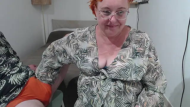 Snapshot of JoannaAndNeighbour chatting on 09/21/25, 12:40 JoannaAndNeighbour online show from 09/21/25, 12:40