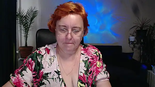 Snapshot of JoannaAndNeighbour chatting on 10/09/25, 10:02 JoannaAndNeighbour online show from 10/09/25, 10:02